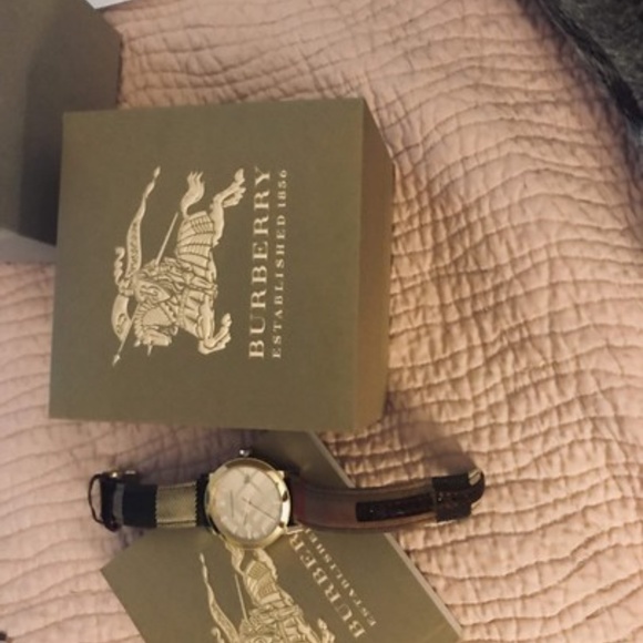 Classic Burberry Unisex Gold Watch - Picture 7 of 8